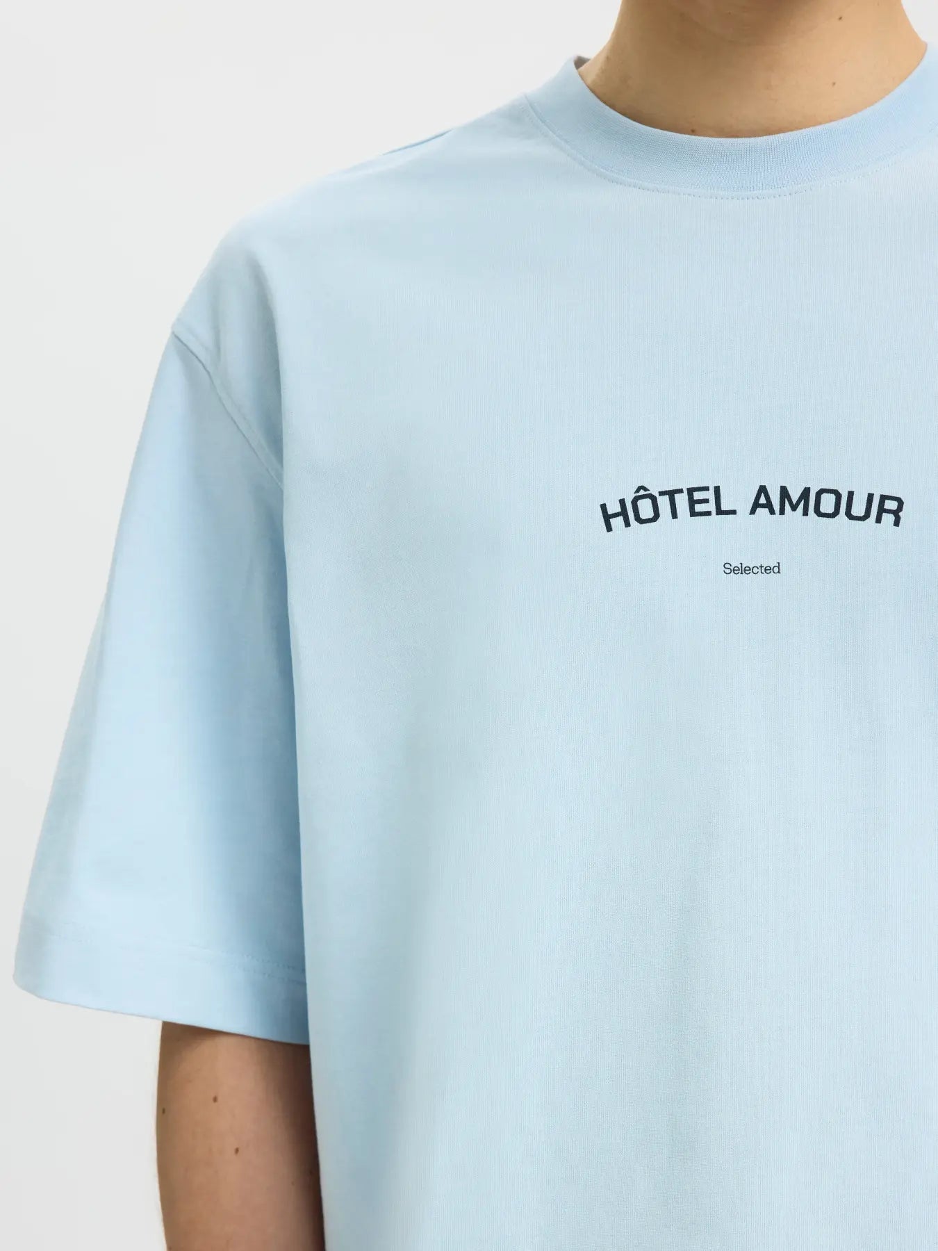 LIAM BOXY TEE X HOTEL AMOUR